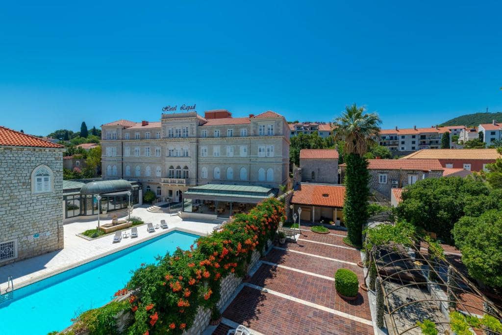 Panoramavy över Hotel Lapad och utomhuspool